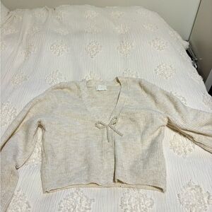 H & M cream cardigan
Size:Xs